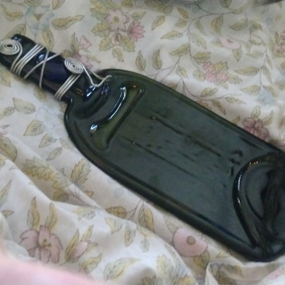 Upcycled glass bottle cutting board